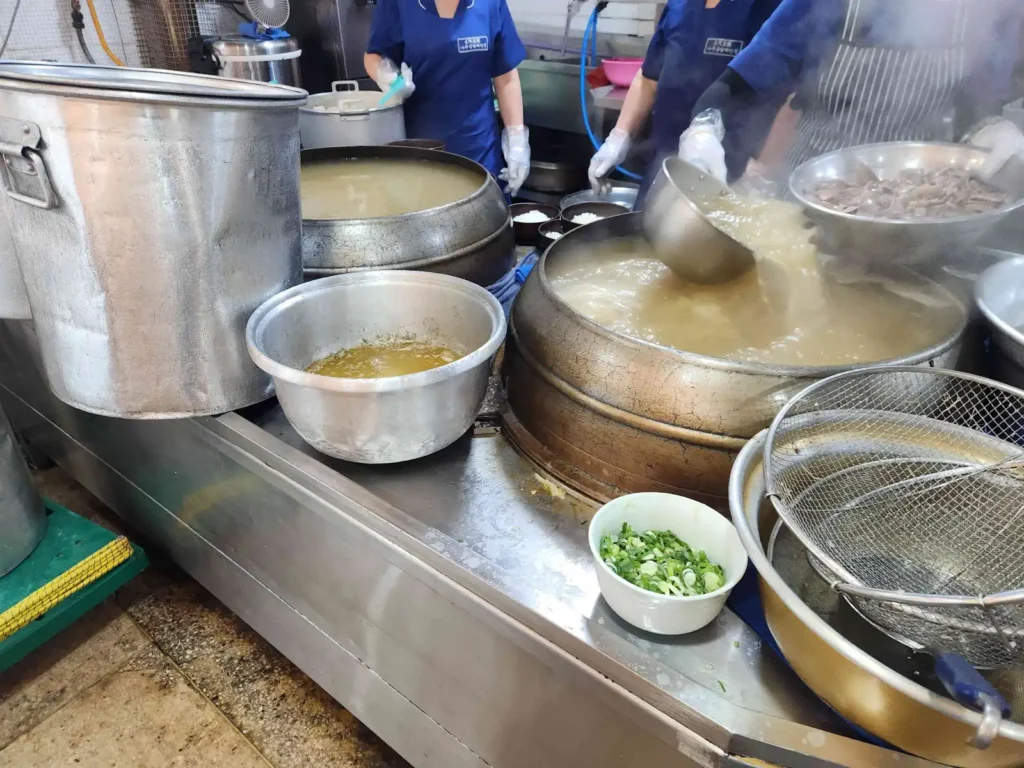 나주 맛집 하얀집에서 직접 곰탕 육수를 끓이고 있는 사진